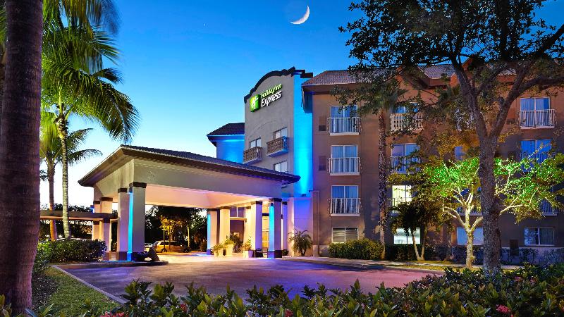 בית מלון כפרי Holiday Inn Express & Suites Naples Downtown   5th Avenue, An Ihg