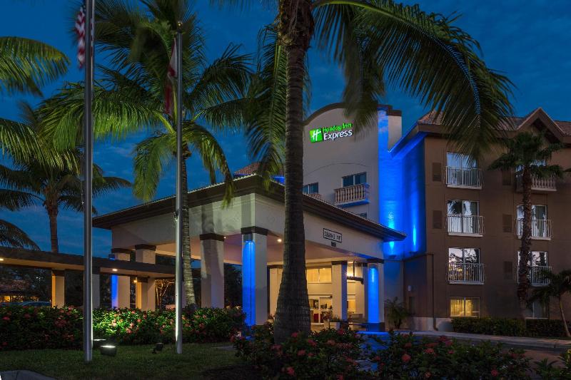 בית מלון כפרי Holiday Inn Express & Suites Naples Downtown   5th Avenue, An Ihg
