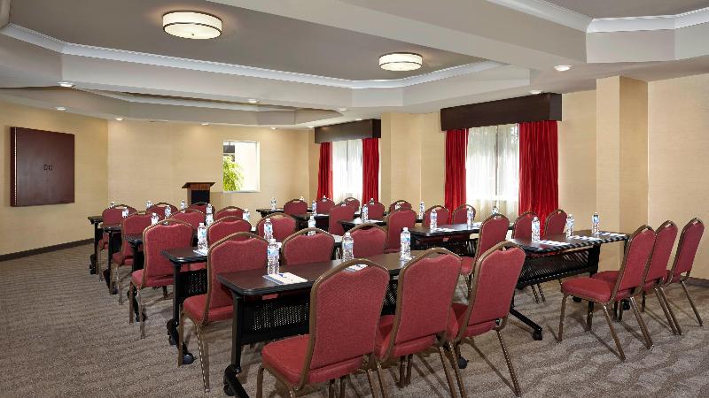 בית מלון כפרי Holiday Inn Express & Suites Naples Downtown   5th Avenue, An Ihg