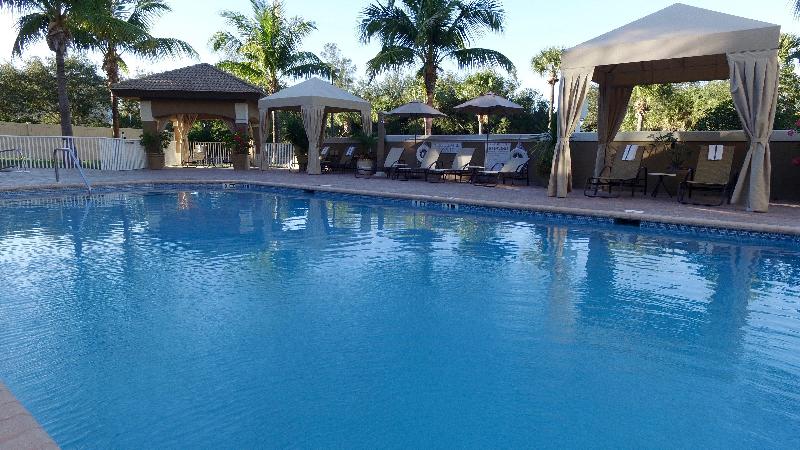 בית מלון כפרי Holiday Inn Express & Suites Naples Downtown   5th Avenue, An Ihg