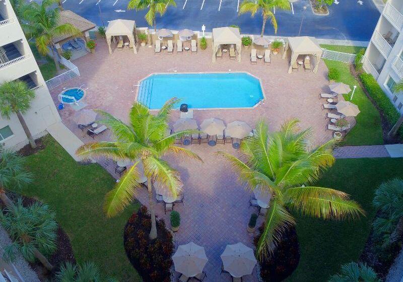 בית מלון כפרי Holiday Inn Express & Suites Naples Downtown   5th Avenue, An Ihg