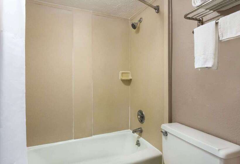 فندق Super 8 By Wyndham Locust Grove