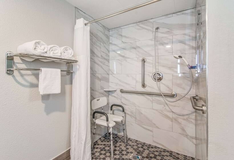 Отель Clarion Pointe South Boston  Danville East