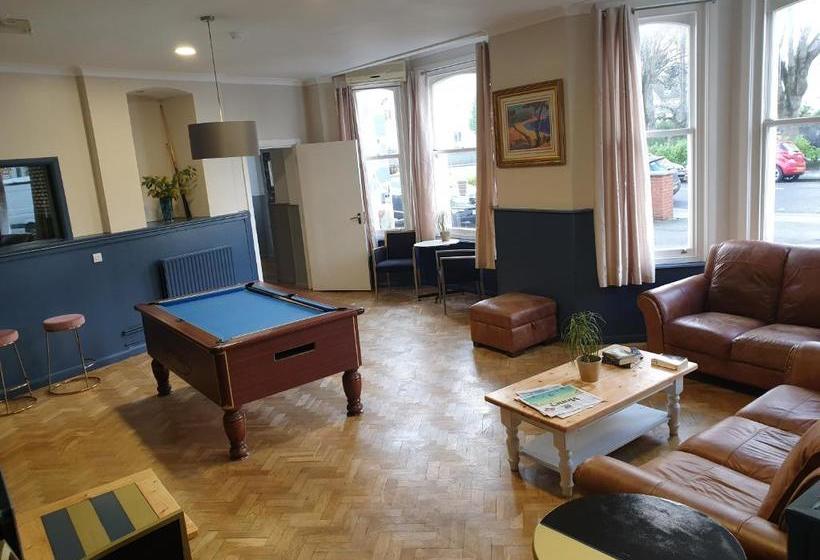 בית מלון כפרי Lynden Court