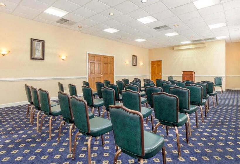 בית מלון כפרי Red Roof Inn & Suites Newport News