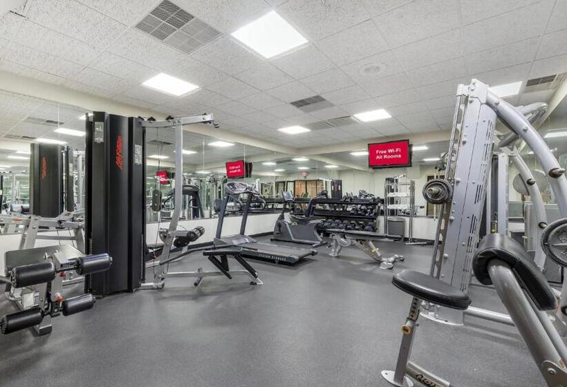 בית מלון כפרי Red Roof Inn & Suites Newport News