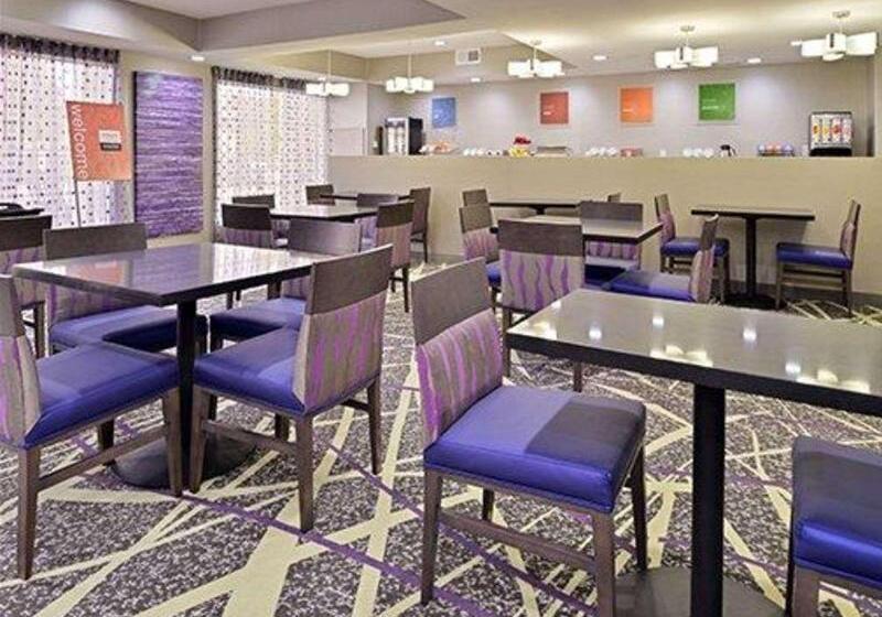בית מלון כפרי Comfort Inn & Suites Frisco   Plano