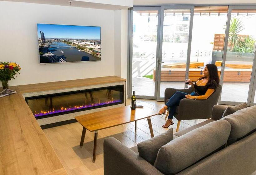 هتل Evolution Apartments