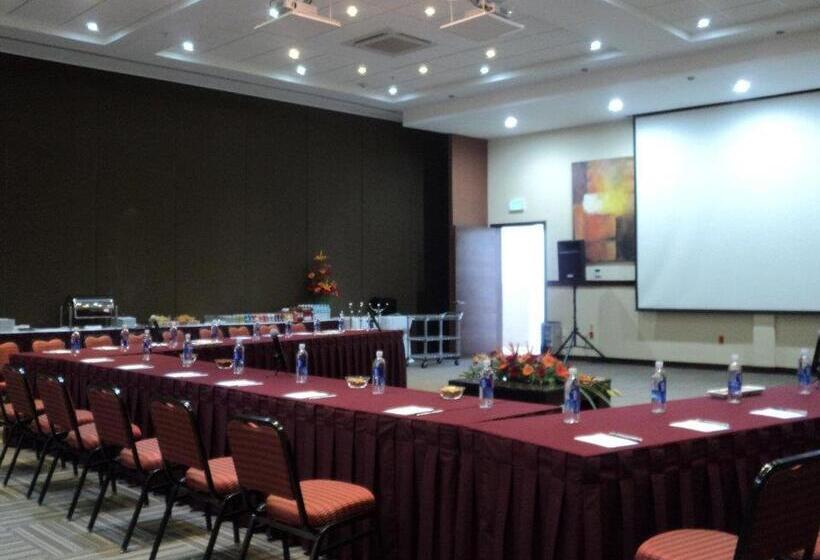 فندق Excellence Express & Suites