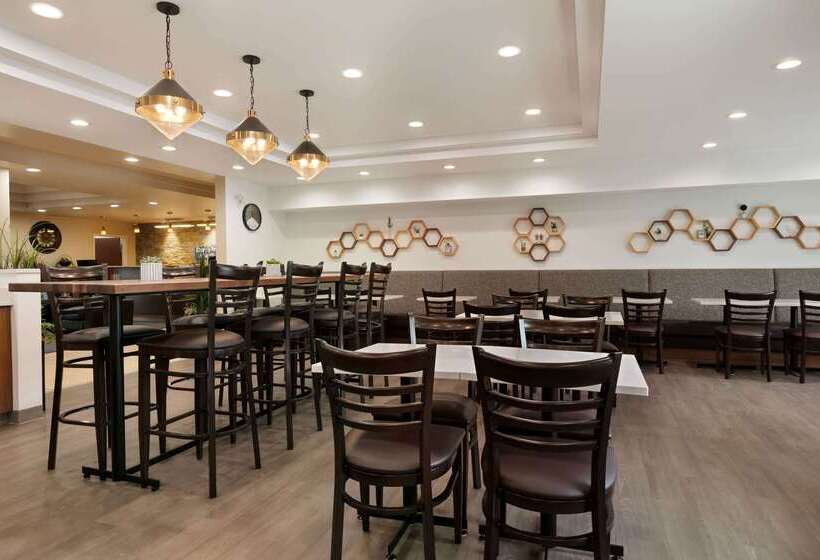 בית מלון כפרי Days Inn & Suites By Wyndham Sherwood Park Edmonton