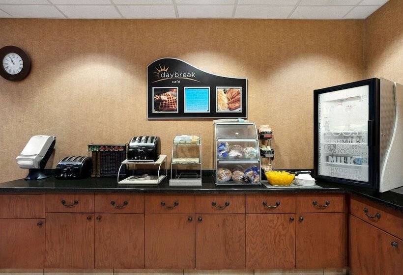 בית מלון כפרי Days Inn & Suites By Wyndham Strathmore