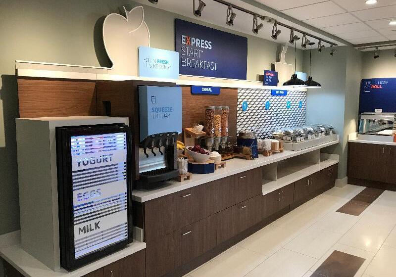 Holiday Inn Express Hotel & Suites Biloxi  Ocean Springs, An Ihg