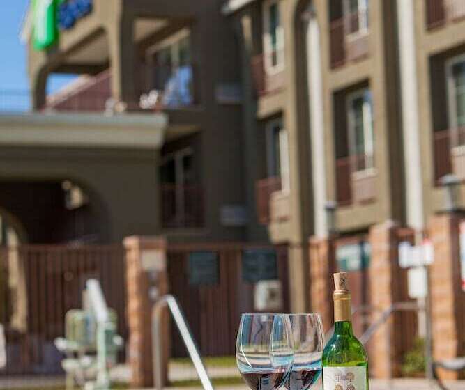 هتل Holiday Inn Express Lancaster, An Ihg