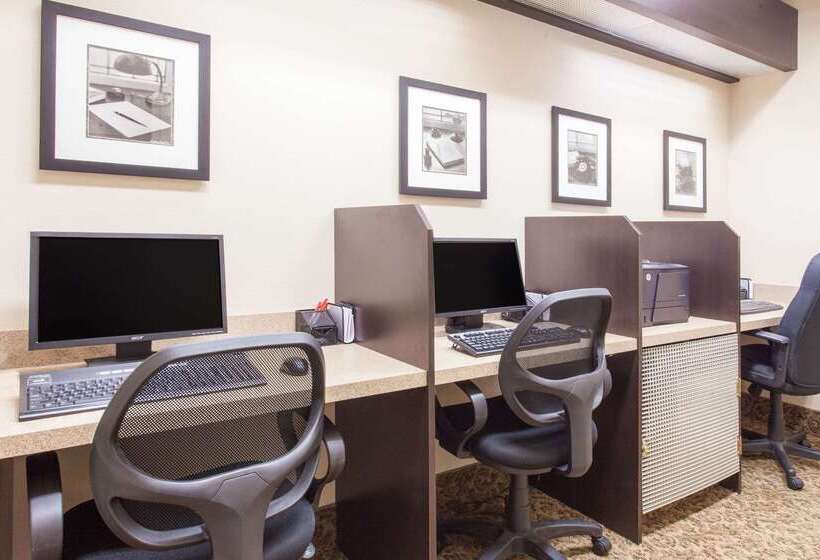 בית מלון כפרי Ramada By Wyndham Pincher Creek