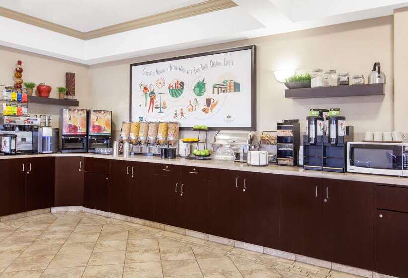 בית מלון כפרי Ramada By Wyndham Pincher Creek