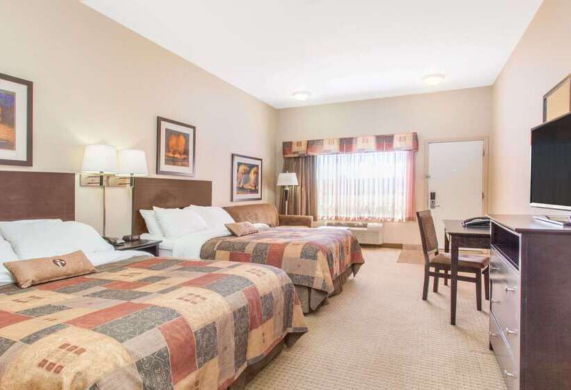 בית מלון כפרי Ramada By Wyndham Pincher Creek