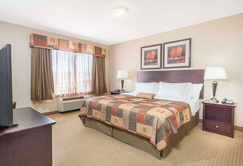 בית מלון כפרי Ramada By Wyndham Pincher Creek