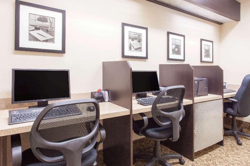 בית מלון כפרי Ramada By Wyndham Pincher Creek