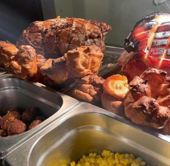 בית מלון כפרי The Fountain Inn & Riverside Restaurant