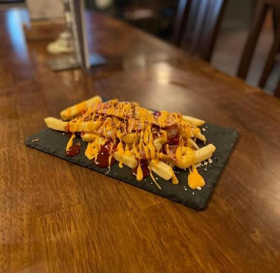 בית מלון כפרי The Fountain Inn & Riverside Restaurant