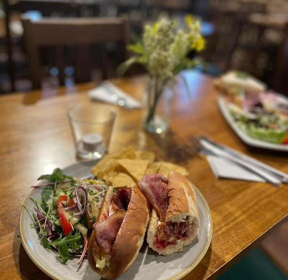 בית מלון כפרי The Fountain Inn & Riverside Restaurant