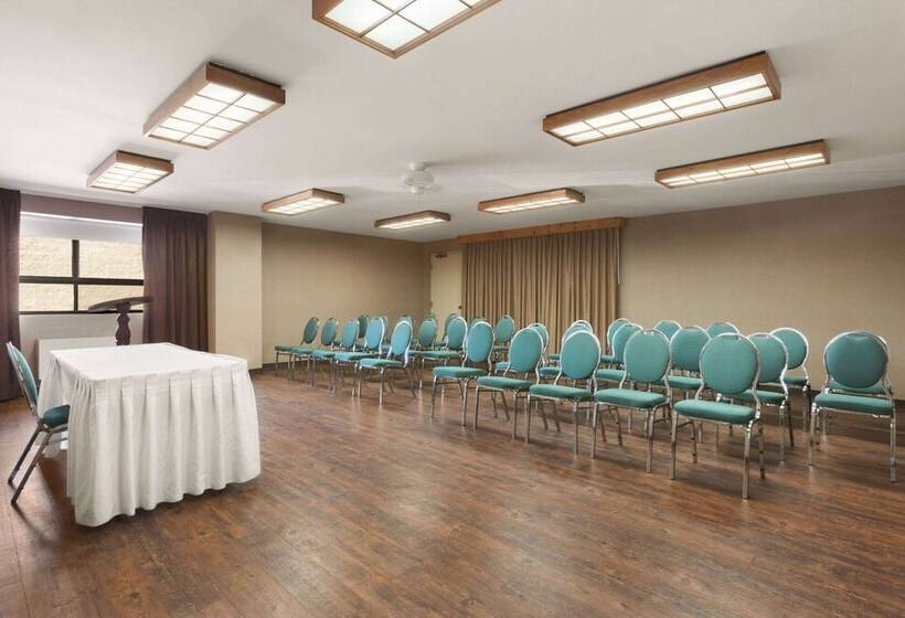 فندق Travelodge By Wyndham Barrie