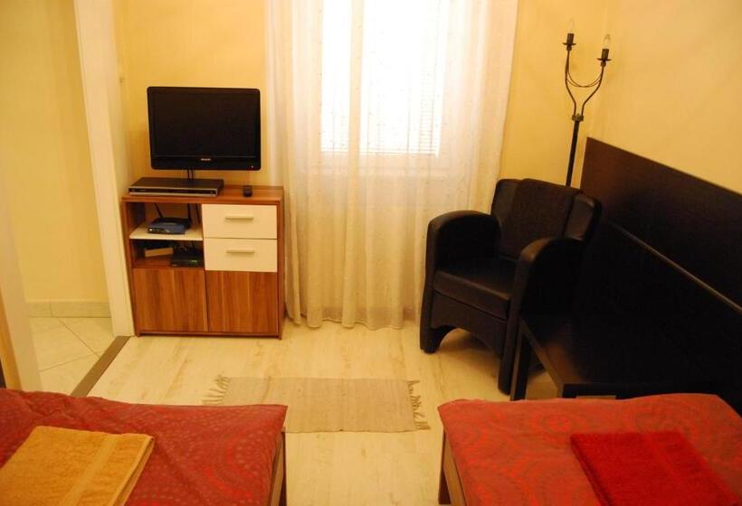 Boomerang Hostel