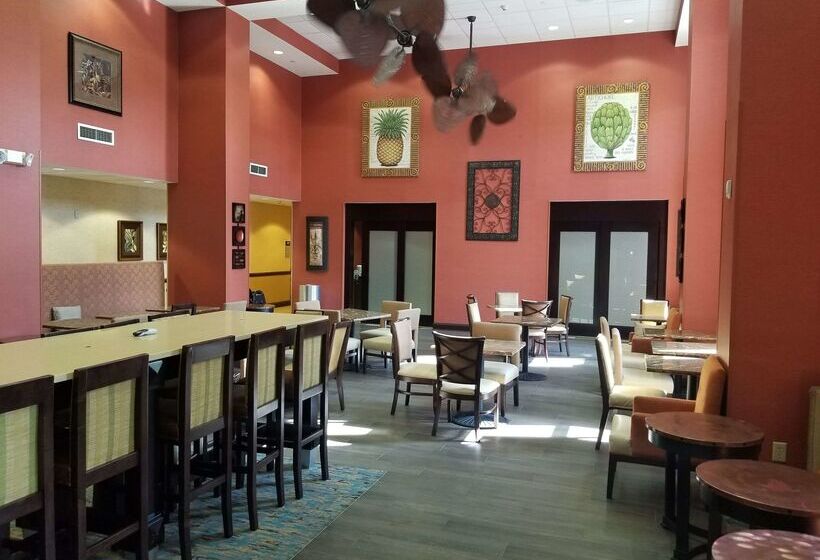 Отель Hampton Inn & Suites Tampawesley Chapel