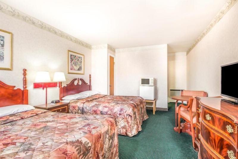 هتل Knights Inn Lenox