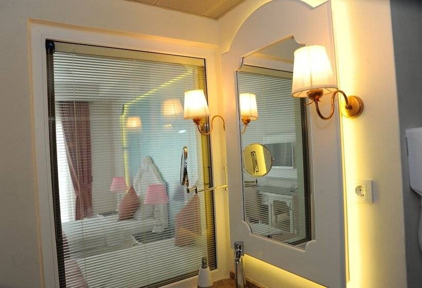 هتل Montebello Deluxe