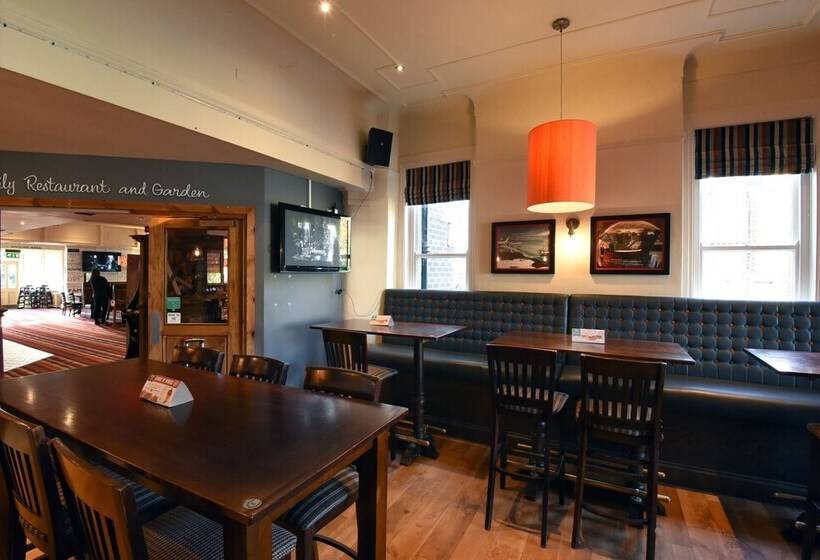 בית מלון כפרי Oaklands By Greene King Inns