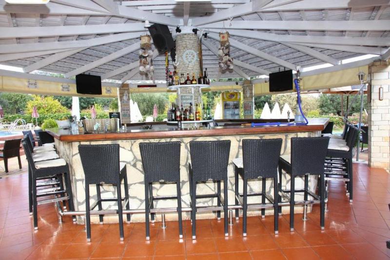 Nikos Apartments