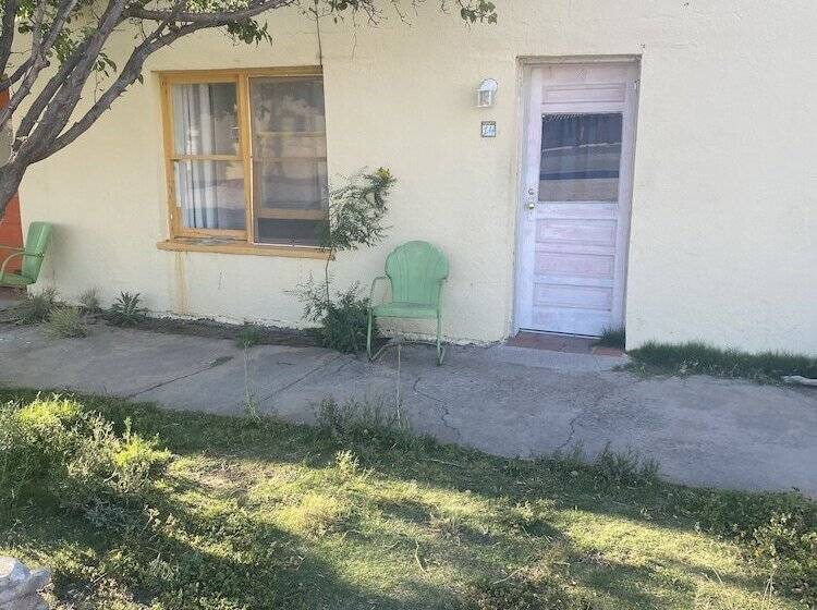 فندق على الطريق Charles Hotsprings