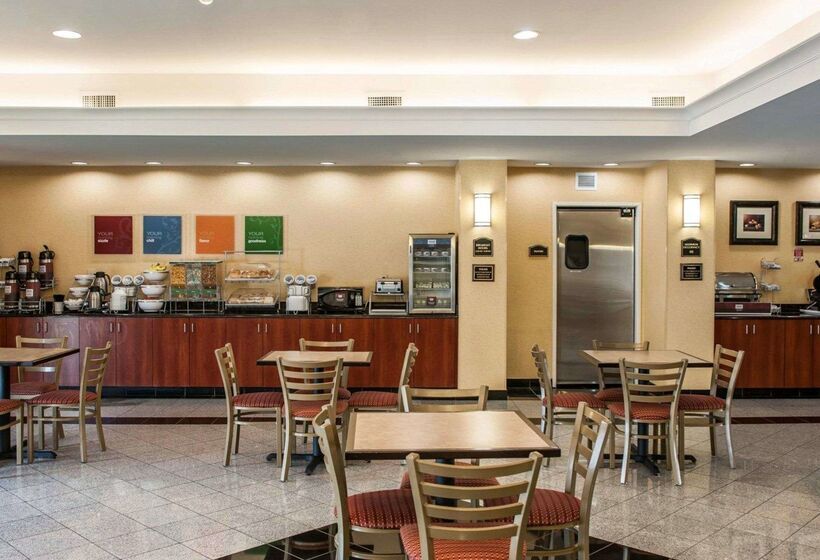 בית מלון כפרי Comfort Suites Near Indianapolis Airport
