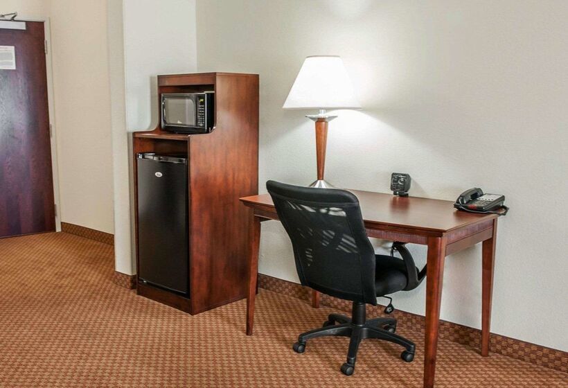 בית מלון כפרי Comfort Suites Near Indianapolis Airport