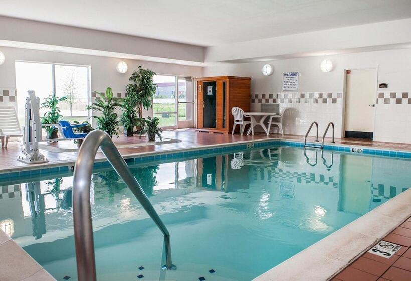 בית מלון כפרי Comfort Suites Near Indianapolis Airport