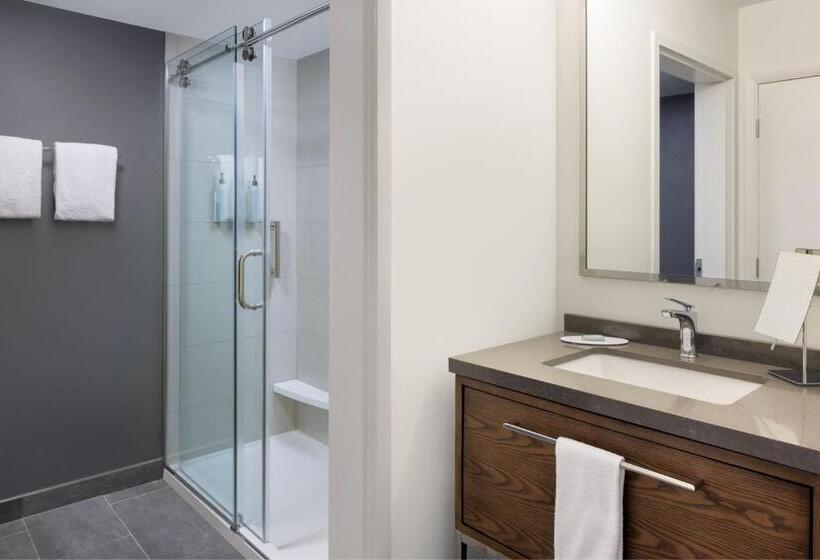 هتل Courtyard Edison Woodbridge