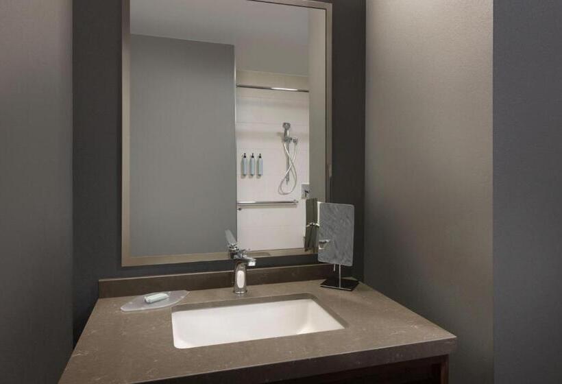 هتل Courtyard Edison Woodbridge