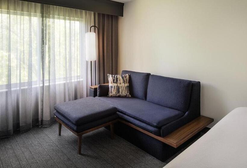 هتل Courtyard Edison Woodbridge