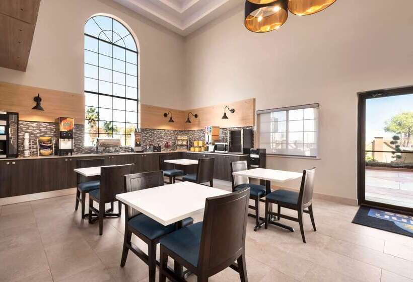 هتل Days Inn & Suites By Wyndham Houston Hobby Airport
