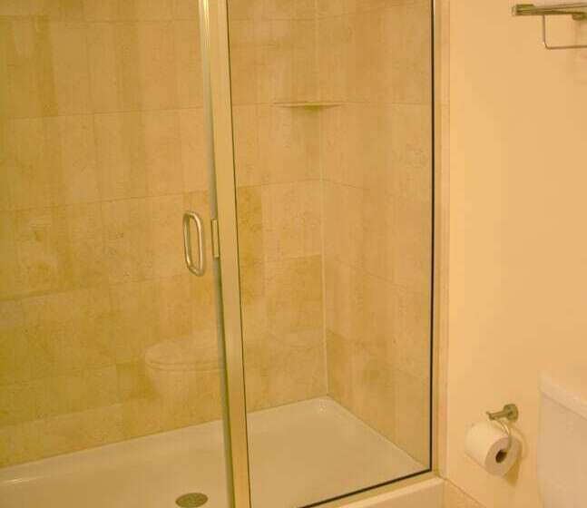 هتل Days Inn & Suites By Wyndham Milwaukee