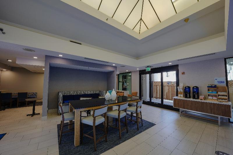 هتل Holiday Inn Express & Suites Santa Clara   Silicon Valley, An Ihg