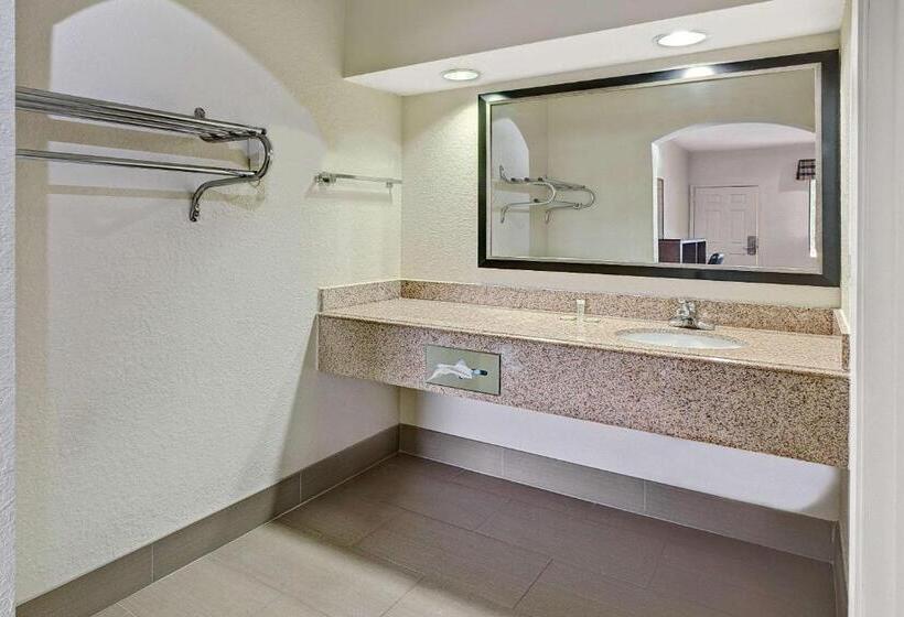 هتل Super 8 By Wyndham Houston Hobby Airport South