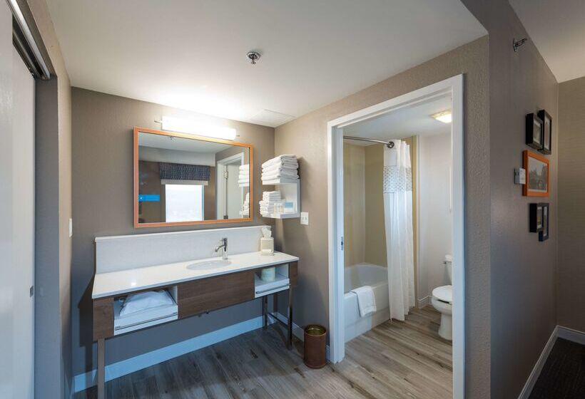 فندق Hampton Inn & Suites Jamestown