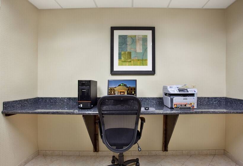 فندق Holiday Inn Express Picayune Stennis Space Center By Ihg