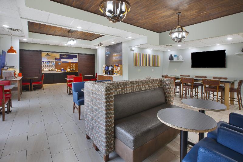 Отель Holiday Inn Express Tiffin, An Ihg