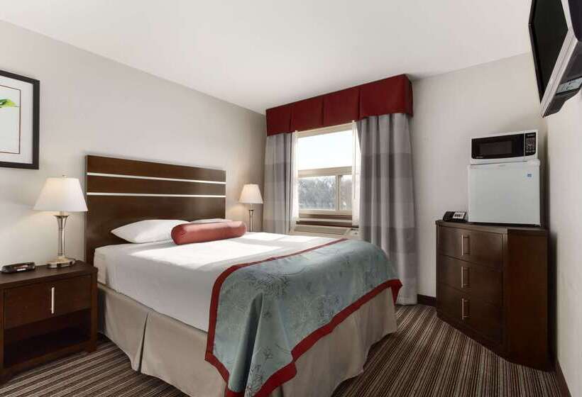 هتل Super 8 By Wyndham Saskatoon Near Downtown