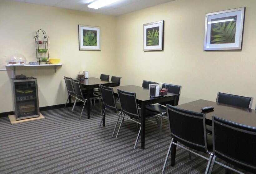 هتل Super 8 By Wyndham Saskatoon Near Downtown