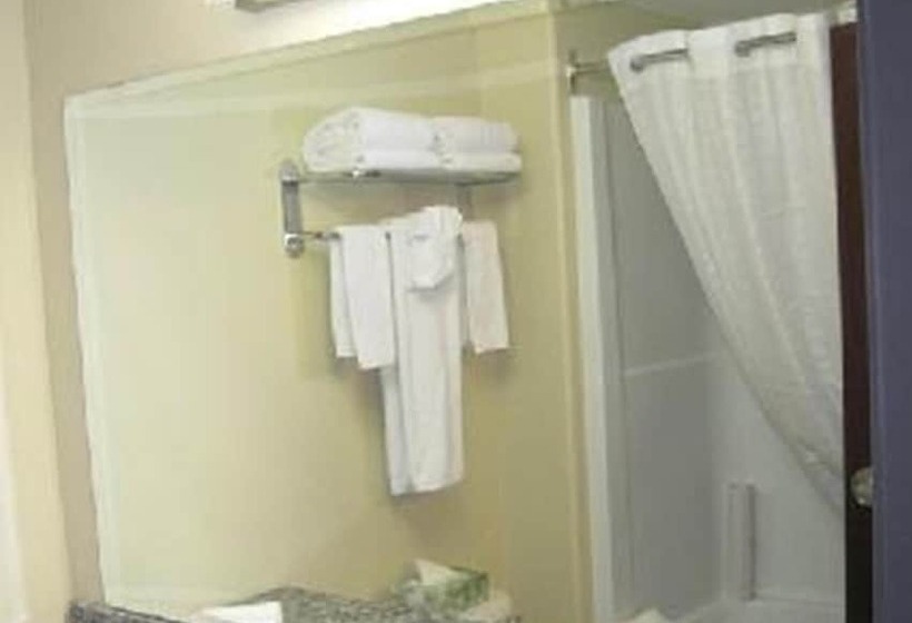 هتل Super 8 By Wyndham Saskatoon Near Downtown
