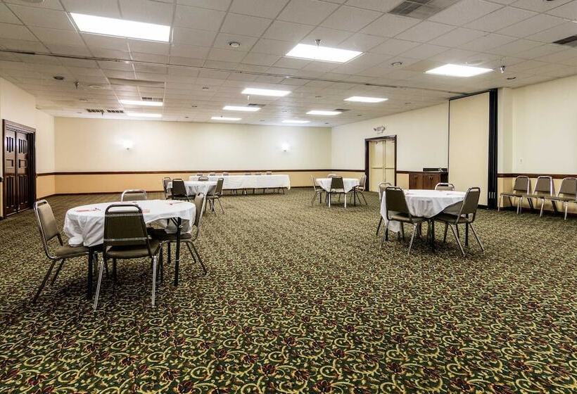 호텔 Econo Lodge Inn & Suites Conference Center